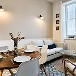 Maison 2 Terrasse A En Baroeul. Гостевой дом 3*